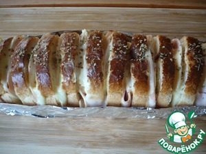 Запеченный белый хлеб с сырной начинкой