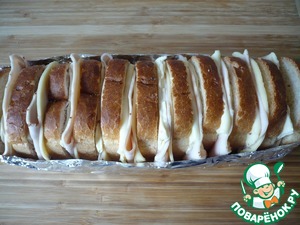 Запеченный белый хлеб с сырной начинкой