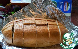 Запечённый фаршированный батон с сыром