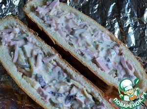 Запечённый фаршированный батон с сыром