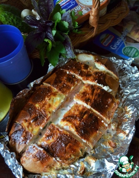 Запечённый фаршированный батон с сыром