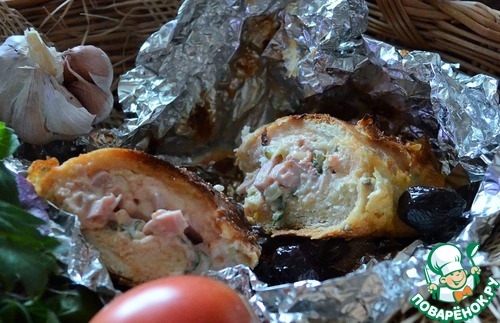 Запечённый фаршированный батон с сыром
