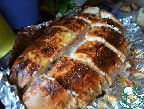 Запечённый фаршированный батон с сыром