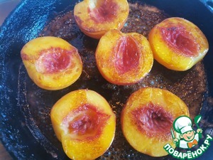 Жареные, карамелизированные персики с творожным кремом