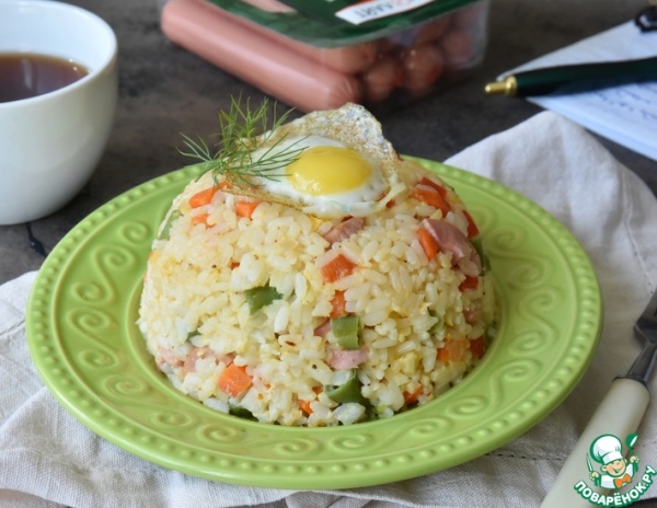 Жареный рис с сосисками по-китайски Жареный рис с сосисками по-китайски