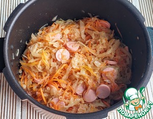 Капустная солянка с сосисками в мультиварке
