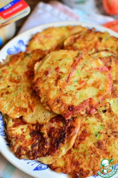 Кабачковые оладьи с колбасой и сыром Кабачковые оладьи с колбасой и сыром