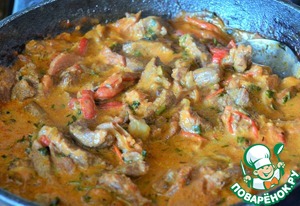 Бефстроганов с копчёной индейкой и овощами