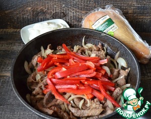 Бефстроганов с копчёной индейкой и овощами