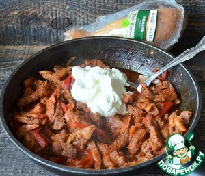 Бефстроганов с копчёной индейкой и овощами