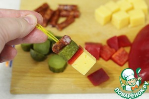 Канапе с сыром и колбасками Канапе с сыром и колбасками