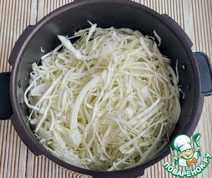 Капустная солянка с сосисками в мультиварке