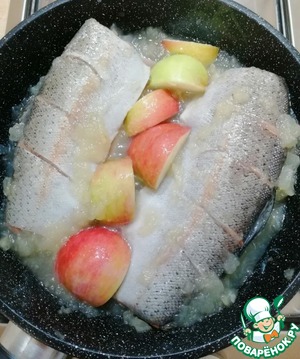 Форель радужная тушеная в яблоках Форель радужная тушеная в яблоках