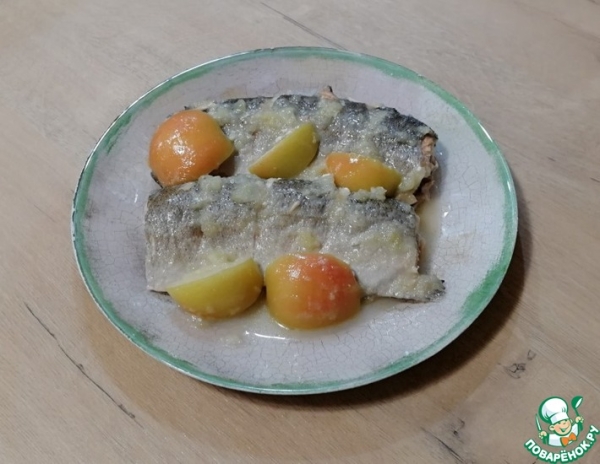 Форель радужная тушеная в яблоках Форель радужная тушеная в яблоках