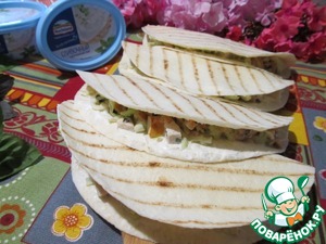 Лепешка с салатом из копченой курицы