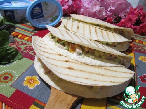 Лепешка с салатом из копченой курицы