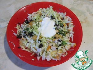 Лепешка с салатом из копченой курицы