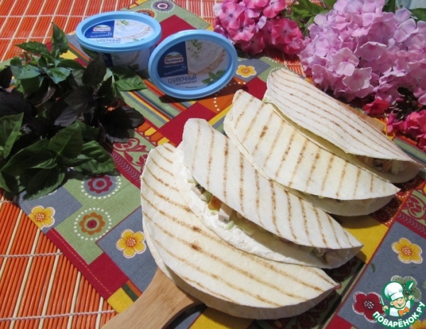 Лепешка с салатом из копченой курицы