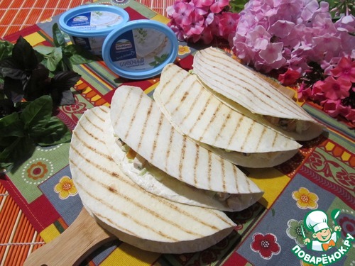 Лепешка с салатом из копченой курицы