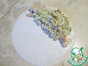 Лепешка с салатом из копченой курицы