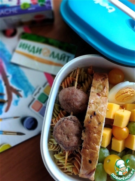 Перекус в ланч-боксе с тефтелями Перекус в ланч-боксе с тефтелями