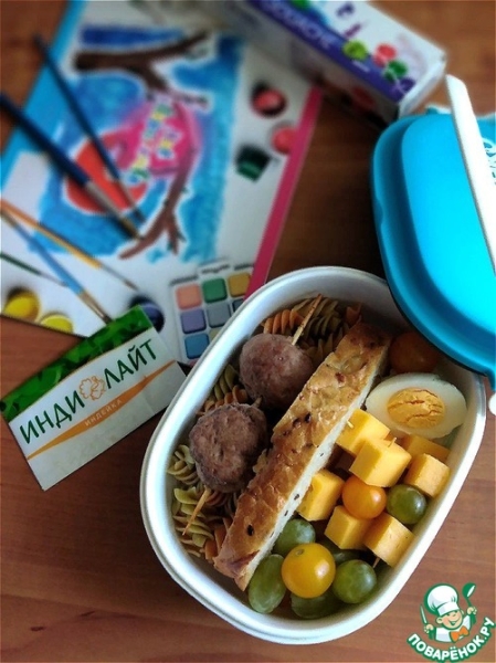 Перекус в ланч-боксе с тефтелями Перекус в ланч-боксе с тефтелями