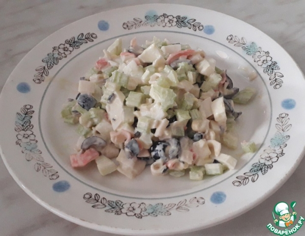 Салат с черешковым сельдереем и крабовыми палочками Салат с черешковым сельдереем и крабовыми палочками