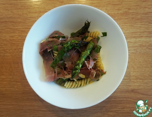 Салат с пастой, спаржей и прошутто Салат с пастой, спаржей и прошутто