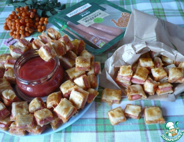 Слоеные "подушечки" с сосисками для перекуса