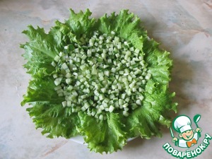 Слоеный овощной салат под сырной заливкой Слоеный овощной салат под сырной заливкой