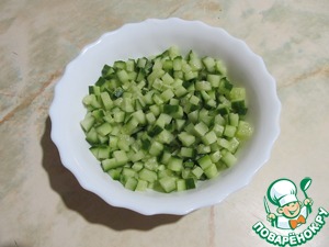 Слоеный овощной салат под сырной заливкой Слоеный овощной салат под сырной заливкой