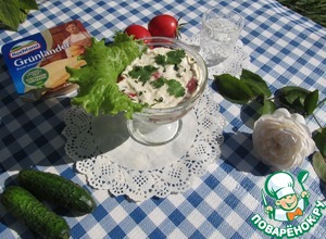 Слоеный овощной салат под сырной заливкой Слоеный овощной салат под сырной заливкой