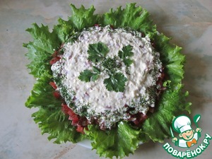 Слоеный овощной салат под сырной заливкой Слоеный овощной салат под сырной заливкой