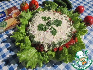 Слоеный овощной салат под сырной заливкой Слоеный овощной салат под сырной заливкой