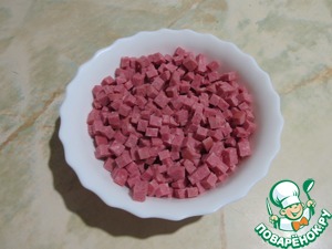 Слоеный овощной салат под сырной заливкой Слоеный овощной салат под сырной заливкой