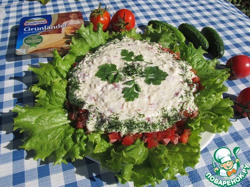 Слоеный овощной салат под сырной заливкой Слоеный овощной салат под сырной заливкой