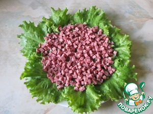 Слоеный овощной салат под сырной заливкой Слоеный овощной салат под сырной заливкой