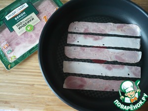 Завтрак из бекона и яичницы