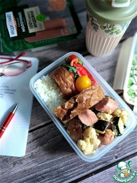 Жареные капуста и кабачки с сосисками