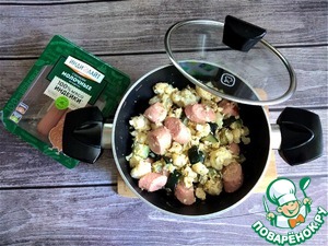 Жареные капуста и кабачки с сосисками