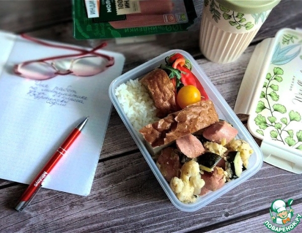 Жареные капуста и кабачки с сосисками