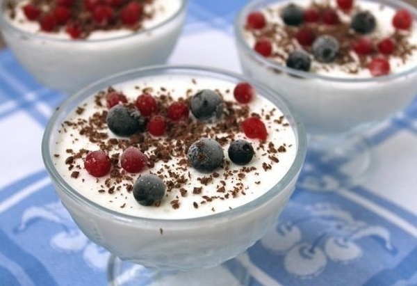 Творожно-ягодное суфле со сметаной