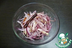 Острый маринованный лук с корицей