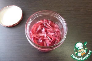 Острый маринованный лук с корицей