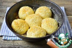 Сладкие булочки с кунжутом на сковороде