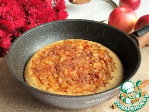 Пирог с яблоками на сковороде