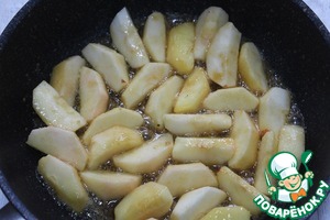 Яблочный пирог с карамелью на сковороде Яблочный пирог с карамелью на сковороде