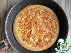 Пирог с яблоками на сковороде