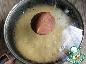 Пирог с яблоками на сковороде