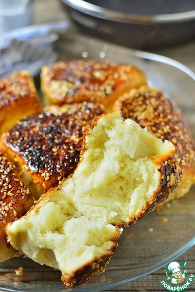 Сладкие булочки с кунжутом на сковороде